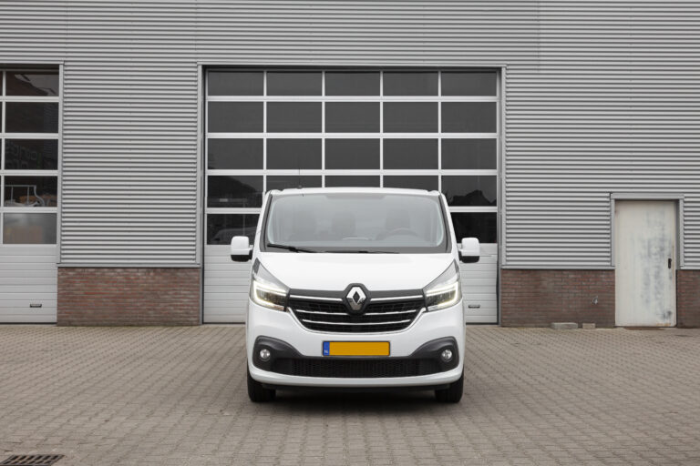 Renault trafic huren middelgrote bedrijfswagen vooraanzicht