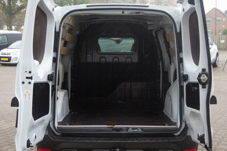 De Renault Express, een compacte en veelzijdige bestelwagen met ruime laadruimte en 6 bevestigingsringen.